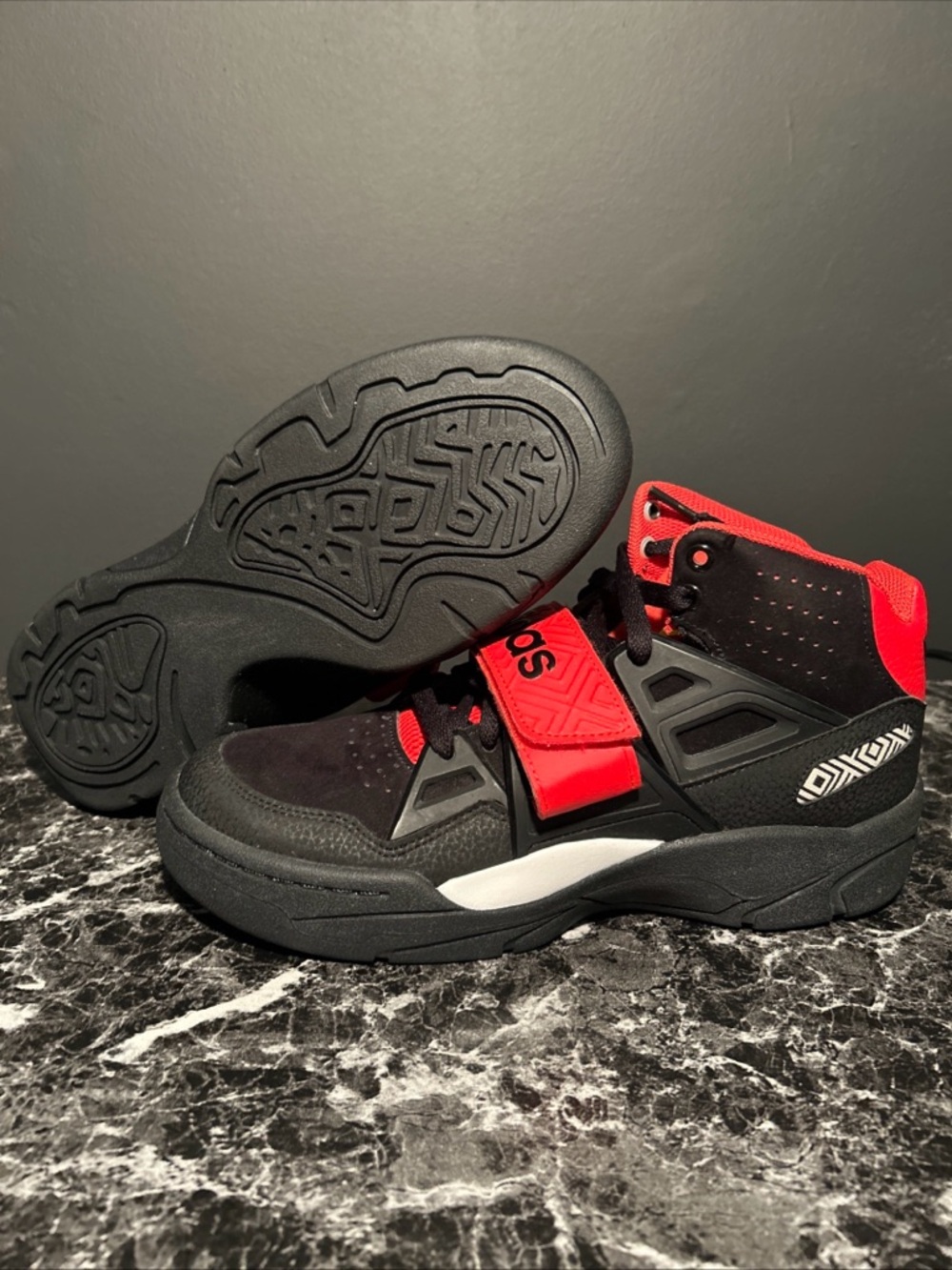 Adidas Mutombo TR Bred Mens Size 8.5 VNDS